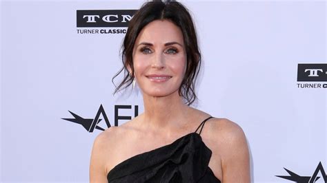 Courteney Cox Shows Off Hot Body at 56 in Sexy。